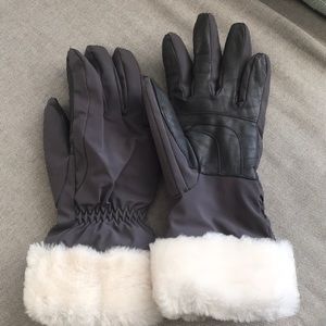 Ugg gray sheepskin gloves